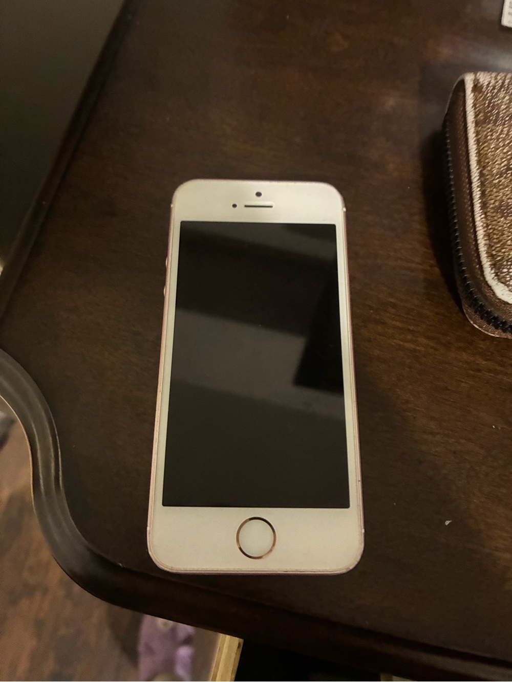 Apple iPhone SE in Rose Pink and White - Picture 2 of 4